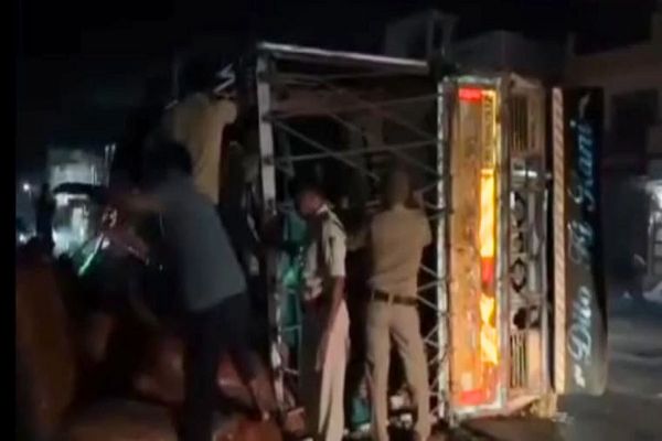 बड़वानी के सेंधवा में पलटा मिनी ट्रक, नीचे दबने से चार लोगों की मौत