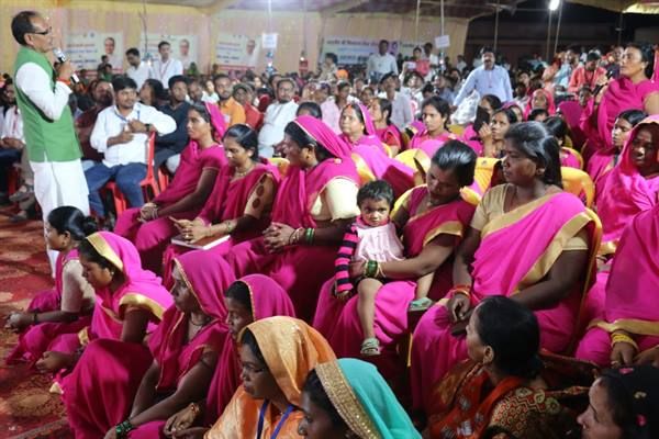 दो करोड़ वार्षिक व्यवसाय वाले टोल नाके के संचालन की जिम्मेदारी महिला स्व-सहायता समूहों को मुख्यमंत्री श्री चौहान ने जनजातीय बाहुल्य पोडकी गाँव में किया जन संवाद