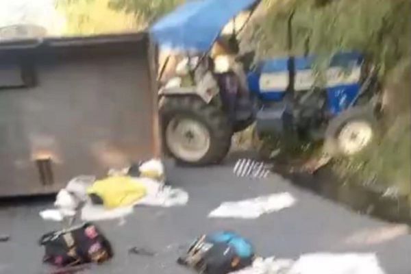  दीवाली मनाने के लिए गांव जाने ट्रैक्टर-ट्राली में बैठे थे मजदूर, रास्ते में पलटने से हो गई दो की मौत