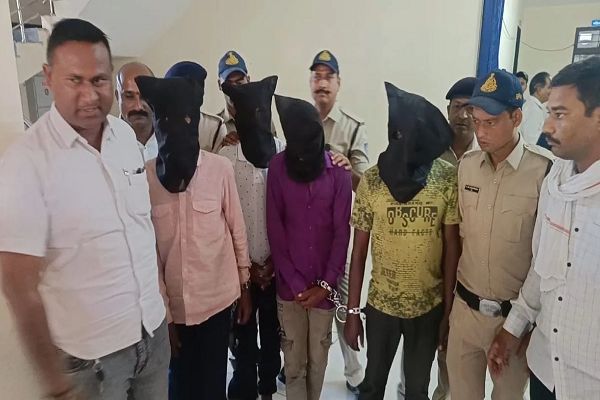 दो करोड़ की लालच में घर में घुसे डकैत, सिर्फ एक लाख मिले तो लूट ले गए 6 बाइक