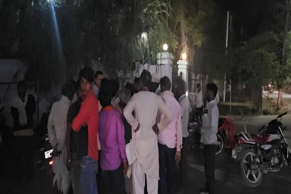 कलेक्टर के घर के बाहर किसानों का प्रदर्शन! खाद नहीं मिलने का लगाया आरोप, Collector बोले- सभी को दी गई DAP, कहीं कोई घेराव नहीं हुआ