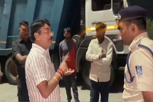 देर रात मंत्री का एक्शन: रेत से भरे डंपरों को पकड़कर पुलिस को सौंपा, कहा- मेरी विधानसभा में सड़कों को खराब करने के लिए जिम्मेदार&hellip;
