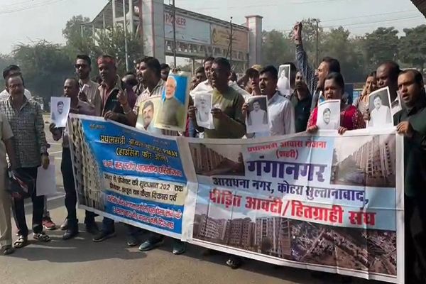 पीएम आवास योजना के हितग्राहियों का टूटा सब्र का बांधः निगम कार्यालय का किया घेराव, बोले- चार साल पहले पैसे जमा करने के बाद भी नहीं मिला मकान