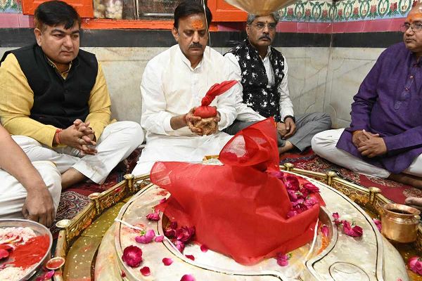 मेडिसिटी के भूमि पूजन से पहले मंगलनाथ मंदिर पहुंचे उपमुख्यमंत्री, भात अर्पित कर की प्रदेश की समृद्धि की कामना