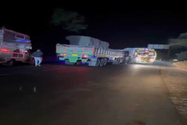 बंद चेक पोस्ट के पास अवैध वसूलीः परेशान ट्रक ड्राइवरों ने हाइवे किया जाम, दोनों ओर ट्रकों की लगी लंबी कतारें