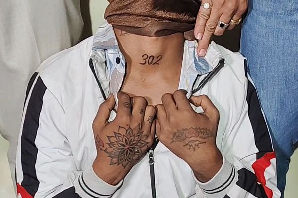 गर्लफ्रेंड के महंगे शौक पूरा करने करता था ऐसा कामः हाथों में बनवाया टैटू और गले पर 302 लिखवा रखा