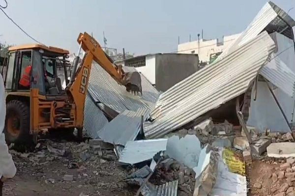 अवैध स्लाटर हाउस पर चला प्रशासन का बुलडोजर, 10 मकानों को किया जमींदोज