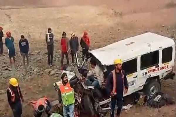 भीषण सड़क हादसे में तीन मौत, छह घायलः एंबुलेंस ने राहगीरों को मारी टक्कर, मृतकों में एक बच्चा भी शामिल