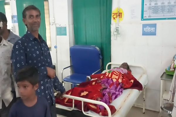 कुदवा की रोटी खाते ही पति-पत्नी को होनी लगी उल्टियां, कुत्ता करने लगा अजीबो गरीब हरकत, अस्पताल में भर्ती