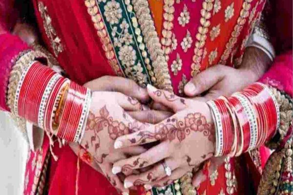 ये मेरी है&hellip; युवती ने एक महीने में की दो बार कोर्ट मैरिज, राज खुलने पर दोनों पति पहुंचे थाने और फिर&hellip;