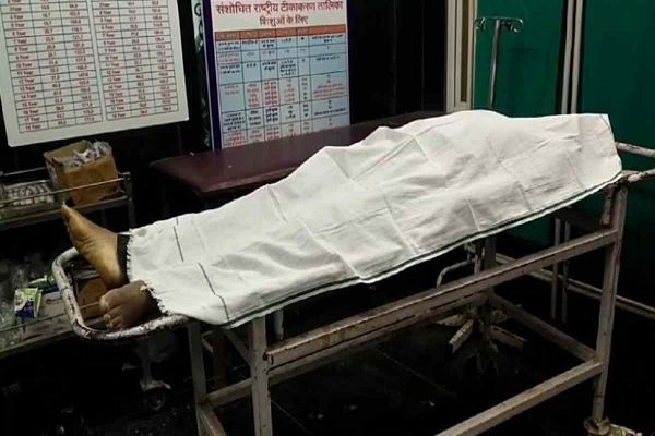 शादी की खुशियां मातम में बदलीः सड़क पर टहल रहे बुजुर्ग मेहमान को तेज रफ्तार बाइक ने मारी ठोकर, मौके पर ही तोड़ा दम