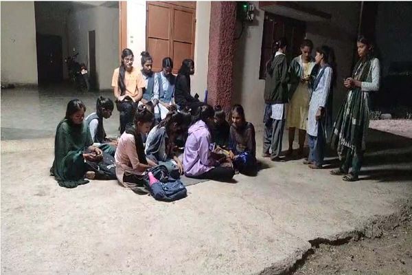 करोड़ों की लागत से बना छात्रावास 2 साल से बंद: देर रात छात्र-छात्राओं ने किया हंगामा, किराए पर रहने को मजबूर स्टूडेंट