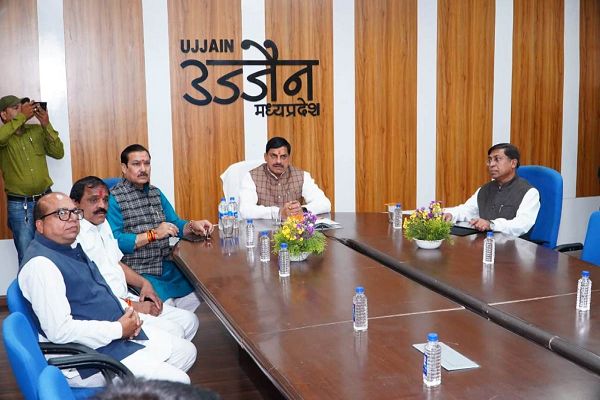 उज्जैन पहुंचे सीएम डॉ मोहन: चाची के निधन पर अचानक बदला कार्यक्रम, VC के जरिए नर्मदापुरम रीजनल इंडस्ट्री कॉन्क्लेव की तैयारियों की समीक्षा