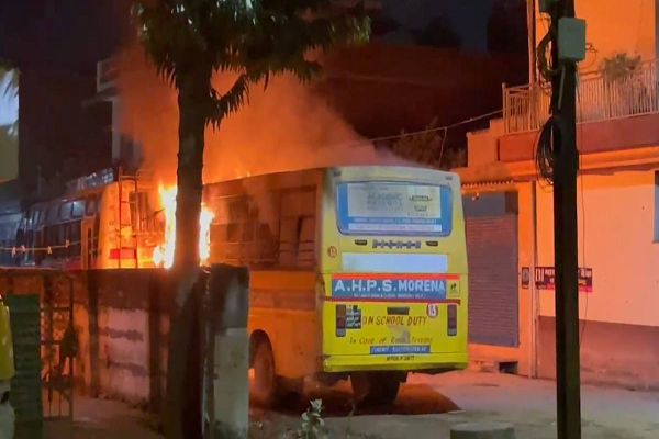 स्कूल की खड़ी बस में अचानक उठने लगी आग की लपटें, पलभर में जलकर हुई खाक