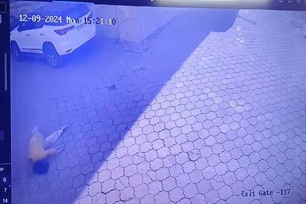 हादसा या आत्महत्या? बालकनी से गिरकर महिला की मौत का CCTV आया सामने, परिजनों से पूछताछ में जुटी पुलिस