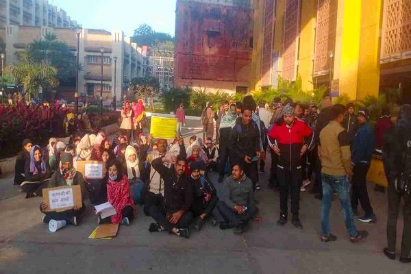 हमीदिया अस्पताल के 500 कर्मचारी हड़ताल पर: सैलरी न मिलने पर वार्ड बॉय और टेक्नीशियन ने किया प्रदर्शन, स्वास्थ्य सेवाएं प्रभावित