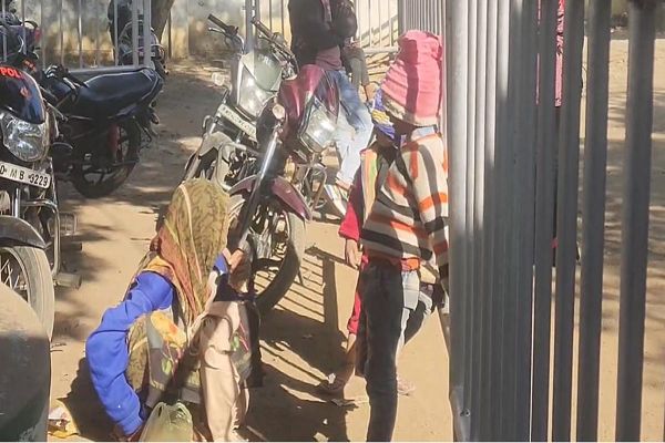 पति ने की पत्नी की हत्याः उपचार के दौरान तोड़ा दम, सीढ़ी से गिरने से घायल होने का बहाना कर अस्पताल में कराया था भर्ती, आरोपी पति फरार