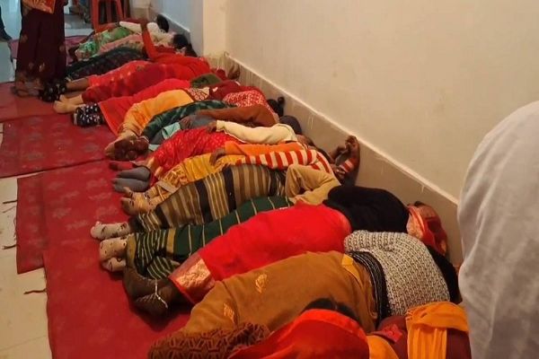 फिर सामने आई स्वास्थ्य विभाग की लापरवाही: नसबंदी शिविर में ऑपरेशन के बाद महिलाओं को जमीन पर लिटाया, बेड के बजाय दिए टेंट के गद्दे