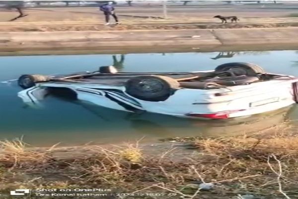 कोहरे के कारण दर्दनाक हादसाः नहर में कार गिरने से शिक्षक की मौत, दो घायल, सभी लोग गिर्राज जी की परिक्रमा करने निकले थे