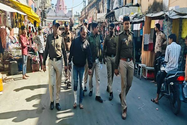 निकल गई हेकड़ी: पुलिस ने चाकूबाजी कर हफ्ता वसूली करने वाले बदमाश का निकाला जुलूस, रासुका के तहत भी की गई कार्रवाई