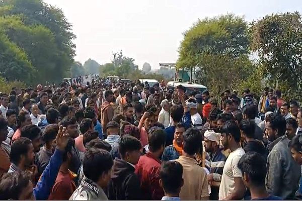 सड़क हादसे में बाइक सवार युवक की मौत से भड़का आक्रोशः गुस्साए ग्रामीणों ने किया चक्काजाम, डंपर ने एक किमी तक घसीटा, दोनों पैर कटे