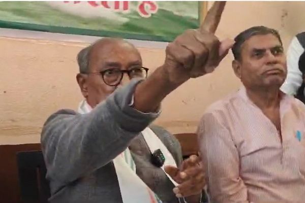 एक साधारण सिपाही के पास करोड़ों तो DG और परिवहन मंत्री के पास कितना ! दिग्विजय ने उठाए सवाल, इस मामले को लेकर कलेक्टर को दी चेतावनी