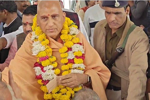 इंदौर पहुंचे अवधेशानंद गिरि: एयरपोर्ट पर अनुयायियों ने किया स्वागत, संघ प्रमुख मोहन भागवत के बयान का किया समर्थन, बोले- जहां हिंदू रहते है वह हिंदुस्तान