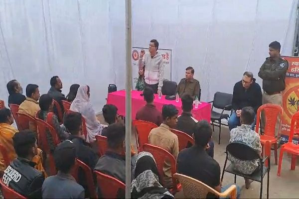 नशा और अपराध के खिलाफ पुलिस का अभियानः थाने में परिजनों के साथ नाबालिग बच्चों को दिलाई शपथ, निगरानी समिति भी बनाई