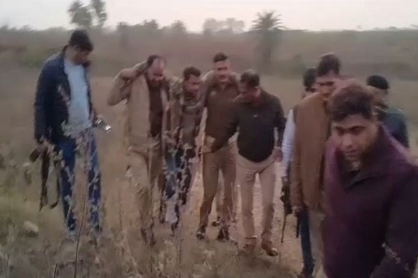 पुलिस और बदमाशों के बीच मुठभेड़: खाकी पर फायरिंग करने वाले बदमाश के पैर में लगी गोली, जेलर के साथ की थी मारपीट