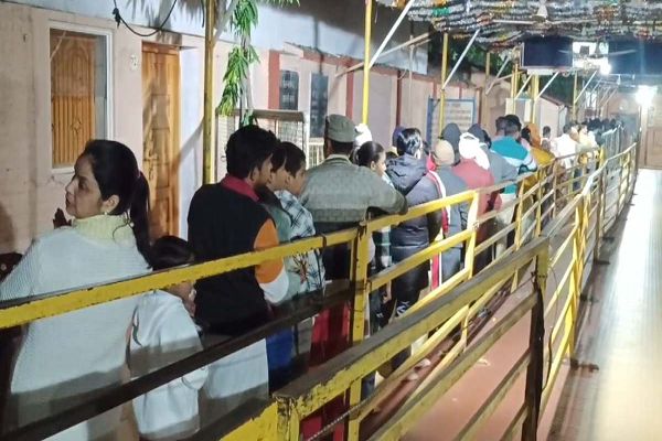 नए साल पर पीतांबरा पीठ पर उमड़ा श्रद्धालुओं का सैलाब, सुख, शांति और समृद्धि का भक्तों ने मांगा आशीर्वाद