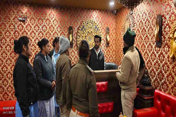 स्पा सेंटर की आड़ में जिस्मफरोशी का धंधा! पुलिस ने देर रात 3 जगहों पर मारा छापा, रेट लिस्ट देख फटी रह गईं आखें&hellip;