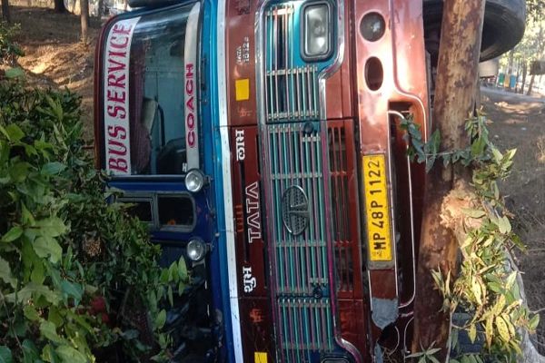 बैतूल में पलटी बस, 15 यात्री हुए घायल... सभी को घोड़ाडोंगरी के स्वास्थ्य केंद्र में भर्ती कराया