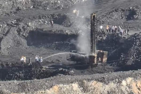कोयला खदान में बड़ा हादसा: ड्रिल मशीन में लगी आग, करोड़ों की मशीन जलकर खाक, उत्पादन हुआ ठप