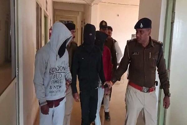 पेट्रोल पंप से लाखों की चोरी का खुलासा: मैनेजर समेत 3 गिरफ्तार, प्रबंधक ने खुद पुलिस को दी थी घटना की जानकारी, 5 हजार का इनाम था घोषित