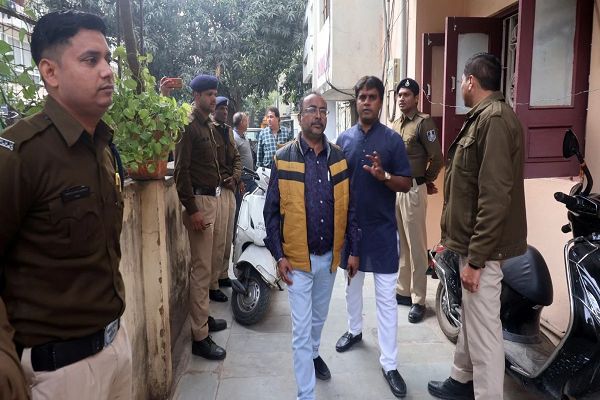 इंदौर में पार्षद कमलेश कालरा के घर हमला करने वालों में आगे थी महापौर परिषद लिखी कार