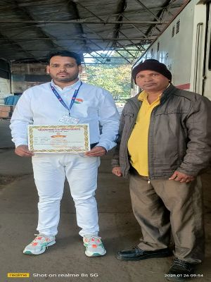 रेल कर्मचारी अतीक खान व रवि भारती गणतंत्र दिवस पर हुए सम्मानित