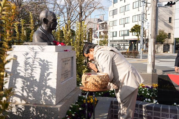 जापान दौरे में सीएम मोहन ने महात्मा गांधी की प्रतिमा पर पुष्पांजली अर्पित की, बोले- बापू ने समूचे विश्व को अहिंसा का सिद्धांत दिया