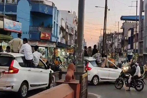 रतलाम शहर में कारों के ऊपर बैठकर स्टंट कर रहे थे युवक, पुलिस ने लगा दी क्लास