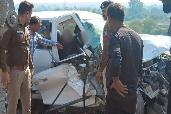 जबलपुर बायपास पर कार को ऑयल टैंकर ने मारी टक्कर, तीन महिलाओं सहित ड्राइवर गंभीर घायल