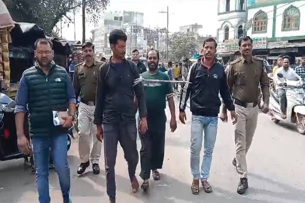 दुकानदारों की गुंडई तो देखिए&hellip;पहले 2 आरक्षक को पीटा, फिर पुलिस टीम पर किया पथराव, ये रही वजह