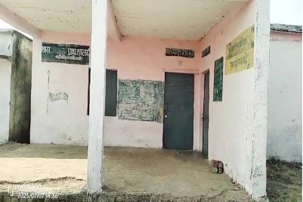 गुरुजी! इंतजार कर रहे हैं विद्यार्थी : 10 दिन से नहीं खुला स्कूल का ताला, शिक्षक का अता-पता नहीं