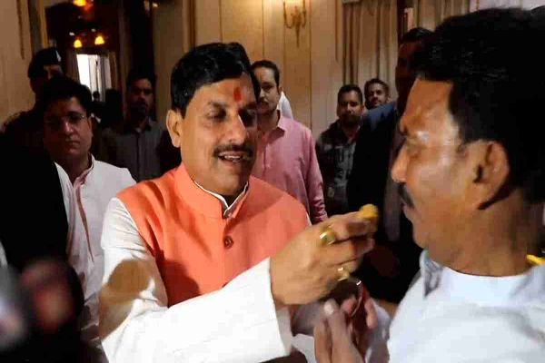 &lsquo;AAP-बाप जैसी पार्टी की असलियत&hellip;&rsquo;, दिल्ली चुनाव में BJP की बढ़त पर CM डॉ. मोहन ने खिलाई मिठाई, कहा- टुकड़े-टुकड़े गैंग की हार