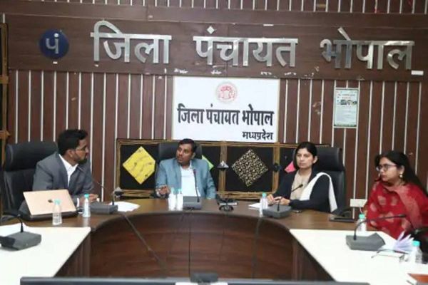 3 हजार फूलों के गमलों से सजेंगी राजधानी की सड़कें, कलेक्टर ने ली अधिकारियों के साथ बैठक, दिए ये निर्देश