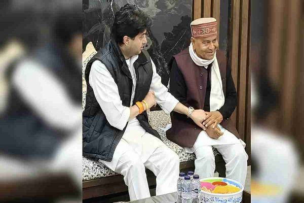 देर रात कांग्रेस नेता के घर पहुंचे सिंधिया: ऊर्जा मंत्री प्रद्युम्न सिंह तोमर भी थे मौजूद, बंद कमरे में हुई चर्चा ने बढ़ाई सियासी हलचल