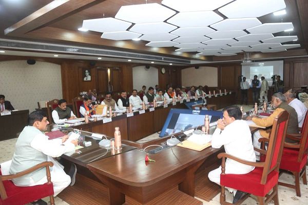 मोहन कैबिनेट के फैसलेः कुंभ में जा रही भीड़ को नियंत्रित करने सरकार मुस्तैद, लोगों के खाने-पीने की व्यवस्था, एंबुलेंस भी तैनात