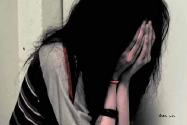 हैवानियत की हदें पार: नाबालिग से दुष्कर्म कर छत से फेंका, परिजनों का आरोप- &lsquo;4 लोगों ने किया रेप&rsquo;