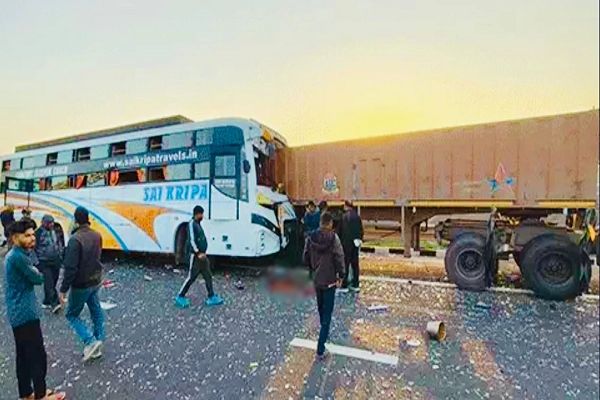 दिल्ली-मुंबई एक्सप्रेस वे पर कोटा में बस-ट्राले की टक्कर, मंदसौर के दंपती सहित तीन की मौत