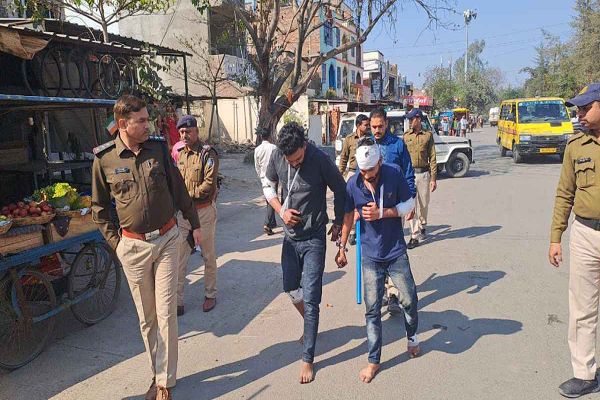 आरोपियों के साथ पुलिस की सांठगांठ! आरोपियों के हाथ-पैर में पट्टा बांध जुलूस निकालना महज था मजाक, मेडिकल रिपोर्ट ने खोले कई राज