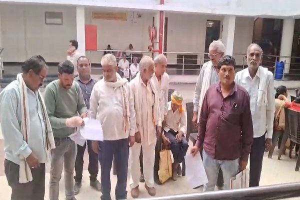 सिस्टम की मार, ग्रामीण बेहाल! गांव का नाम बदलने से शासकीय योजना से वंचित हुए लोग, इधर पंजीयन के लिए भटक रहा किसान