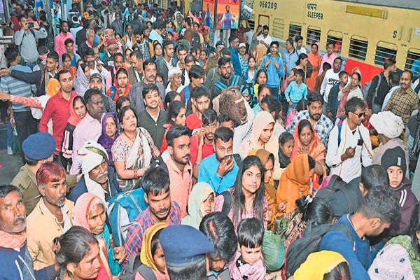 महाकुंभ में डुबकी लगाने ग्वालियर स्टेशन पर उमड़ी भीड़, रेलवे को कैंसल करना पड़ी ट्रेन